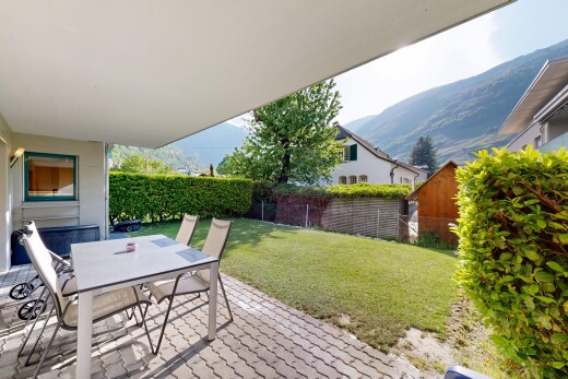 terrasse avec coin repas extérieur, from property, pelouse, clôture, et terrasse