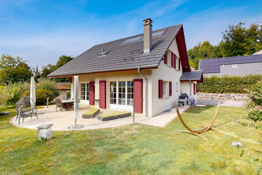 außenansicht mit rasen, terrasse, stuckverkleidung, property visible, und day time
