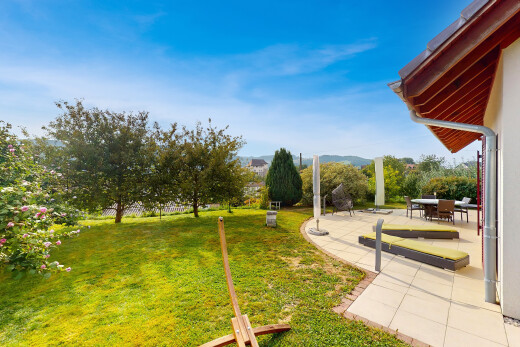 garten mit terrasse, from property, rasen, und day time