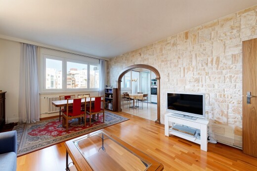 wohn- / esszimmer mit gewölbte gehwege, inside property, fernseher, kühler, und natural light