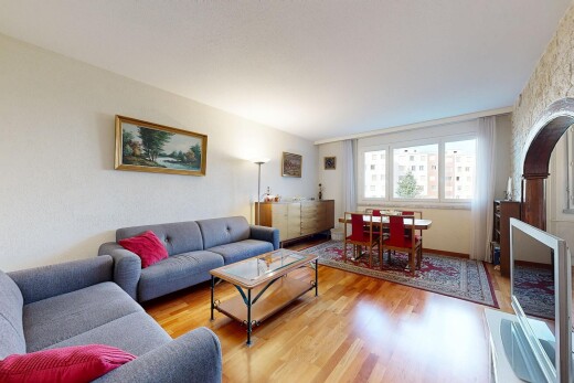 wohn- / esszimmer mit holzfußboden, wood finish floor, natürliches licht, natural light, und fernseher