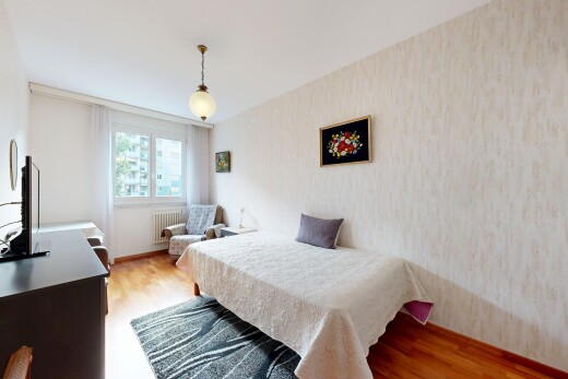 zimmer / schlafzimmer mit wood finish floor, holzfußboden, natural light, natürliches licht, und baseboards wall