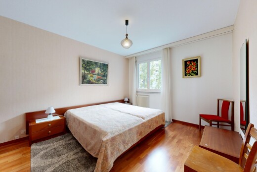 zimmer / schlafzimmer mit drywall, gipskartonwand, wood finish floor, holzfußboden, und natural light