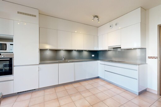 küche mit schränke mit flachen paneelen, weiße schränke, ofen, inside property, und mikrowelle