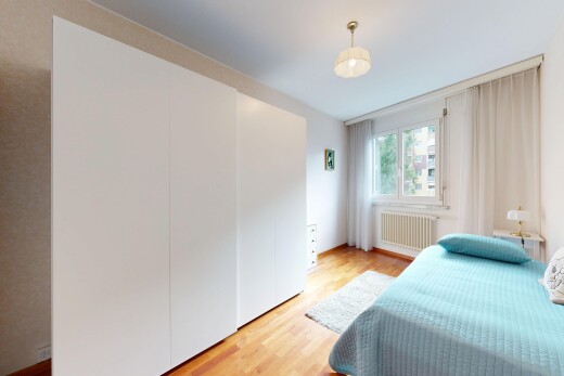 chambre avec natural light, wood finish floor, sol en finition bois, lumière naturelle, et inside property
