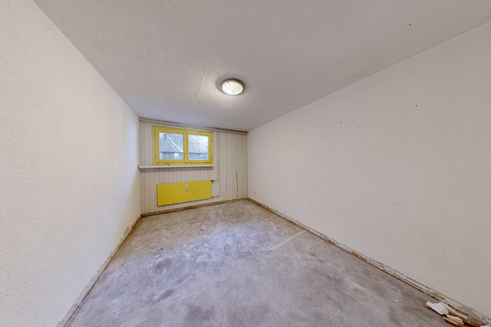 leerer raum mit concrete floor, betonboden, unfinished concrete floor, inside property, und natürliches licht