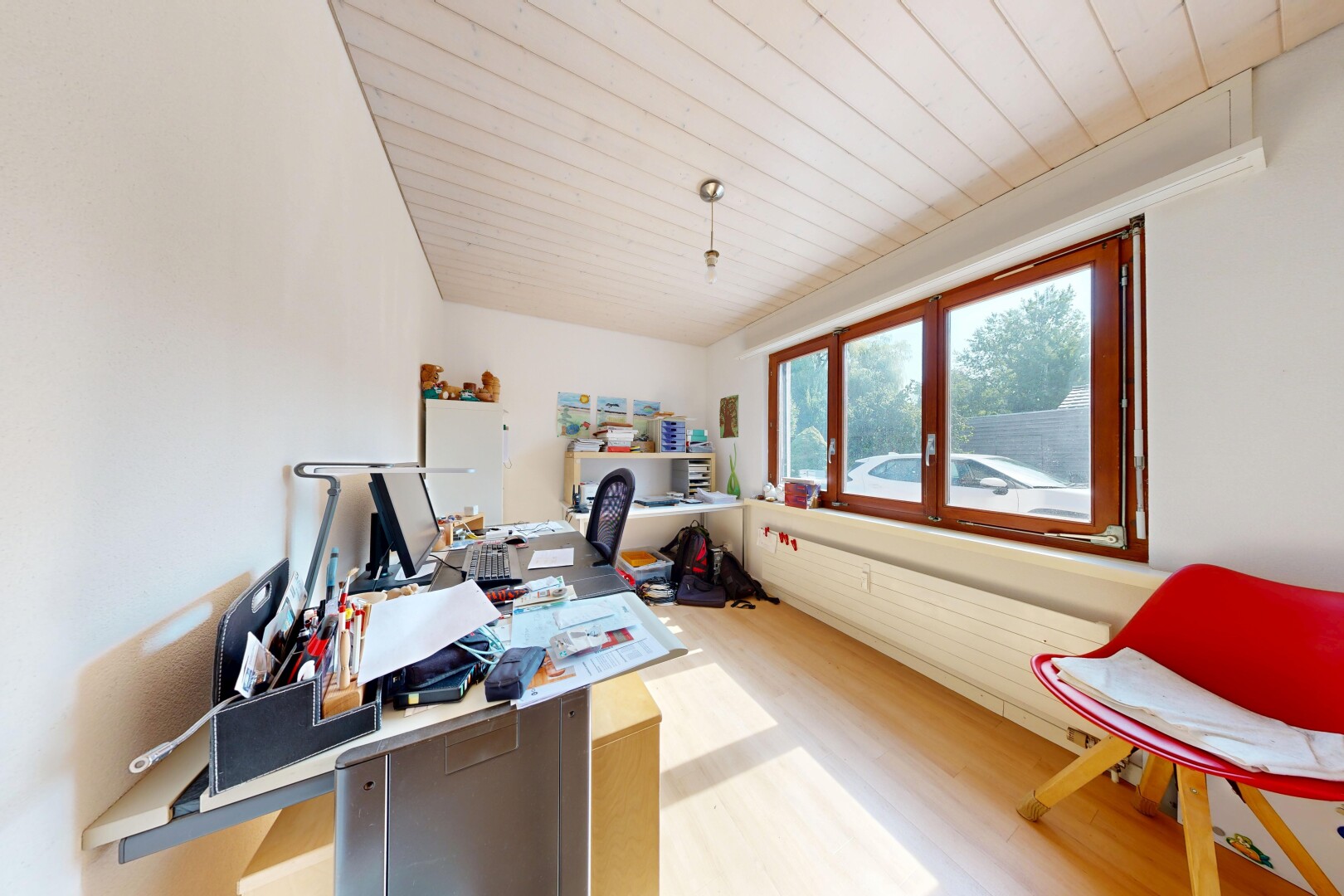 büro mit gipskartonwand, drywall, holzfußboden, wood finish floor, und inside property