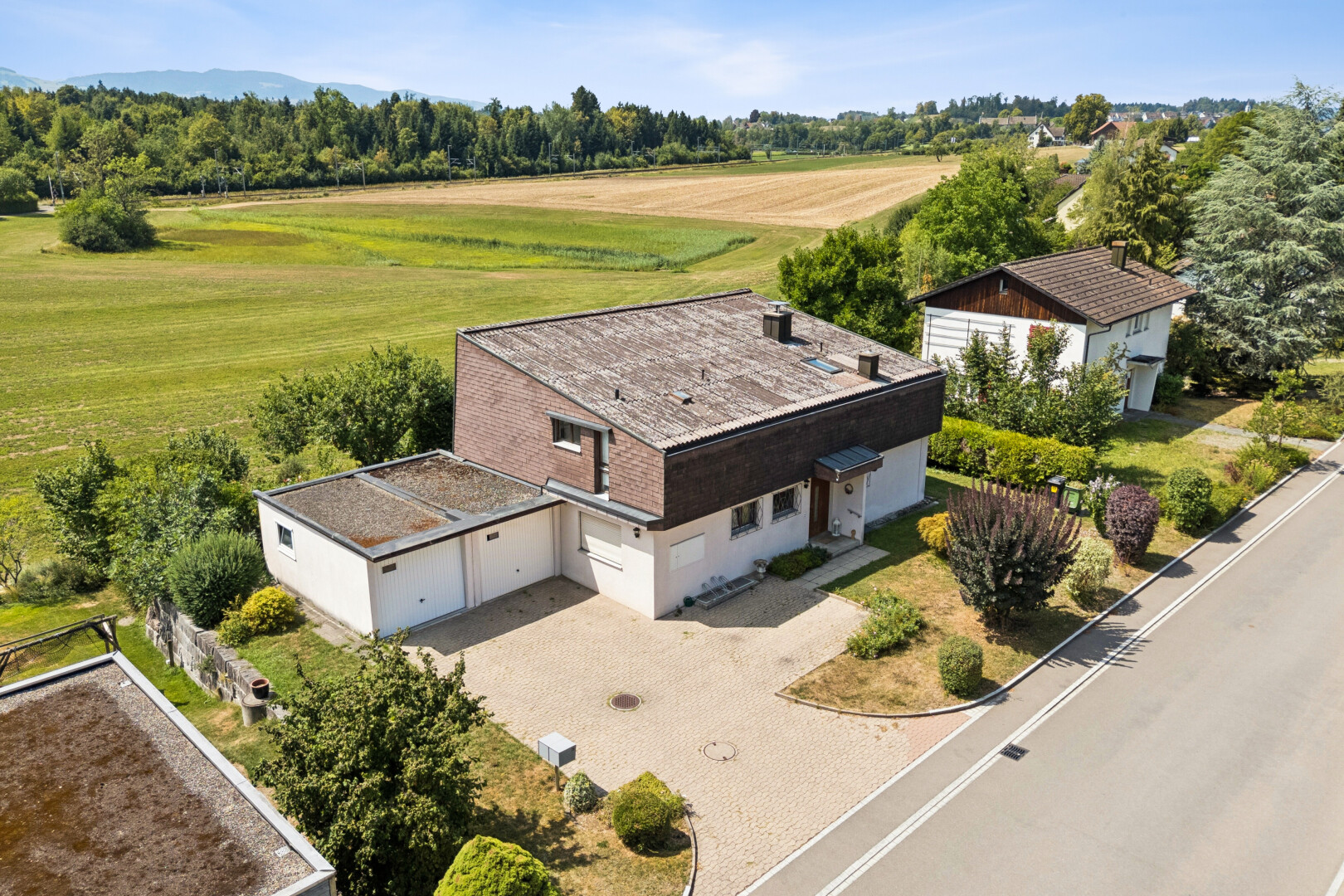 außenansicht mit property visible, auffahrt, ländliche aussicht, rural view, und drone view