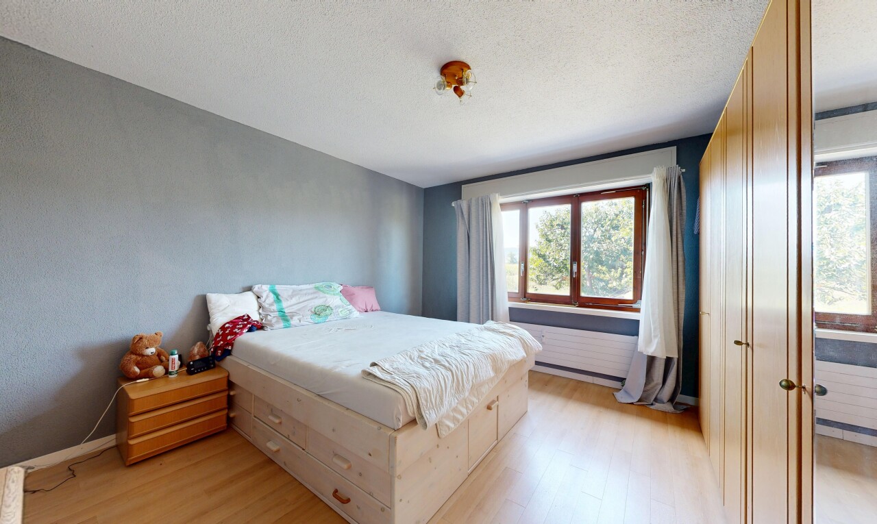 zimmer / schlafzimmer mit holzfußboden, wood finish floor, spritzputz decke, textured ceiling, und light floor