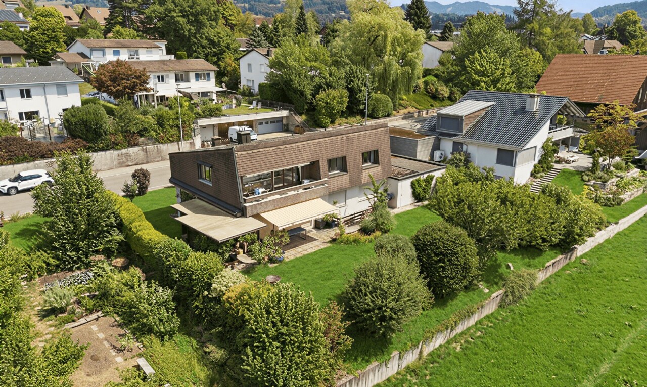 außenansicht mit rasen, residential view, wohngebietblick, neighborhood view, und property visible