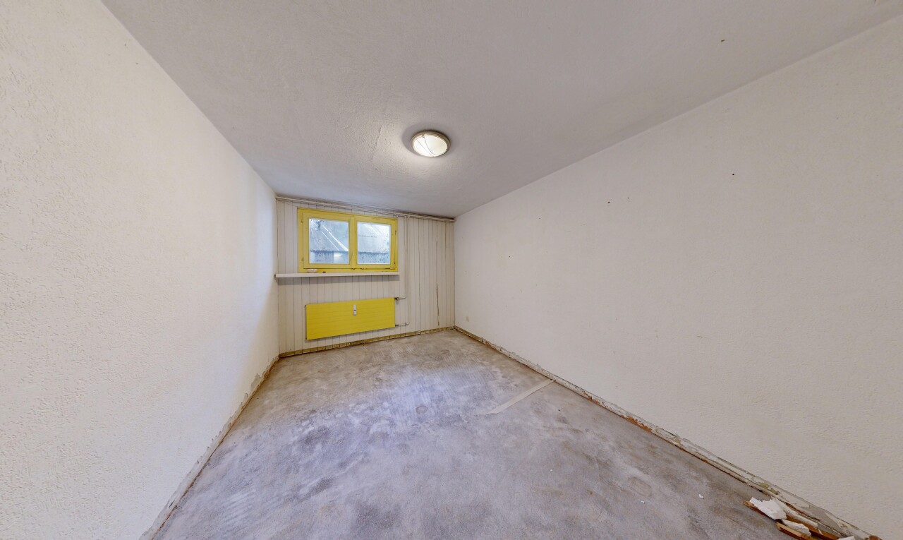 leerer raum mit concrete floor, betonboden, unfinished concrete floor, inside property, und natürliches licht