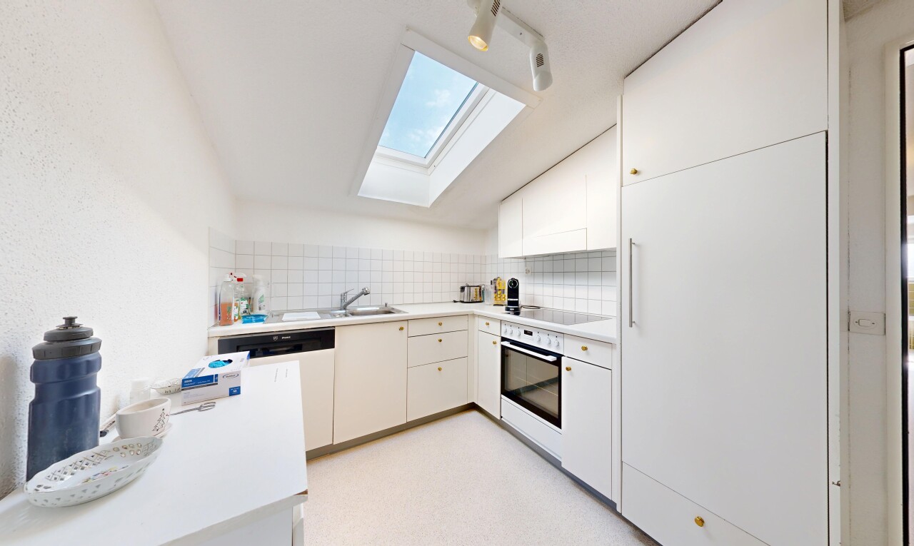 küche mit dachfenster, küchenrückwand beim herd, küchenrückwand beim Herd, light floor, und light countertops