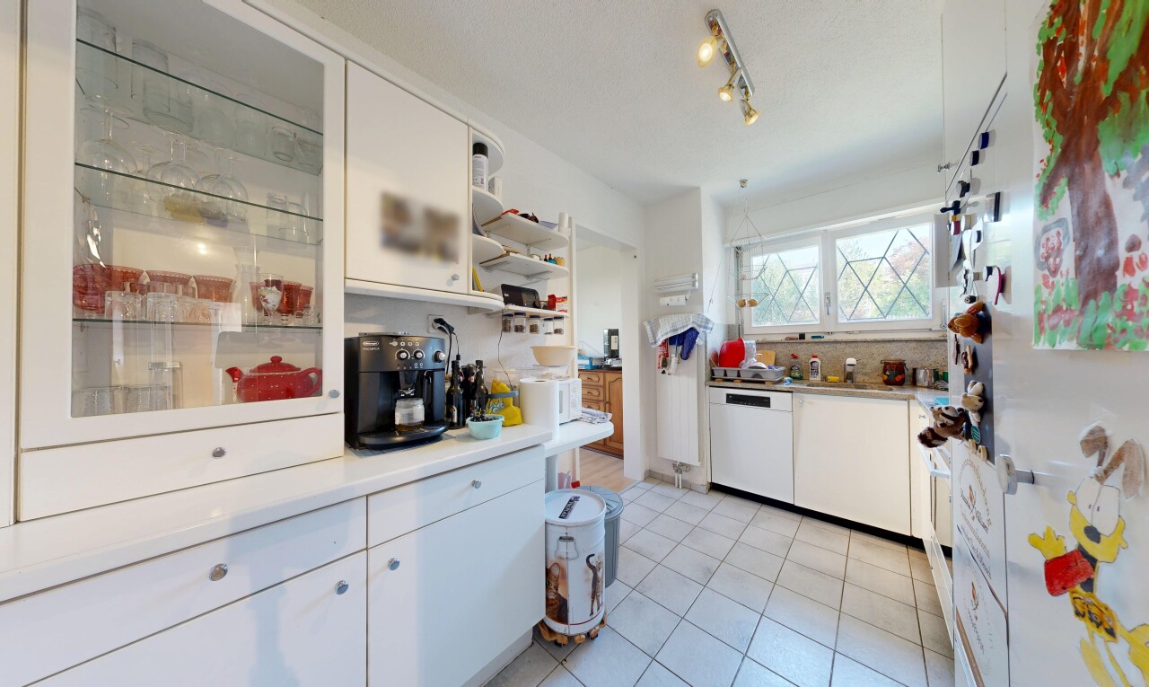 küche mit deckenbeleuchtung, white cabinets, weiße schränke, light countertops, und arbeitsplatten