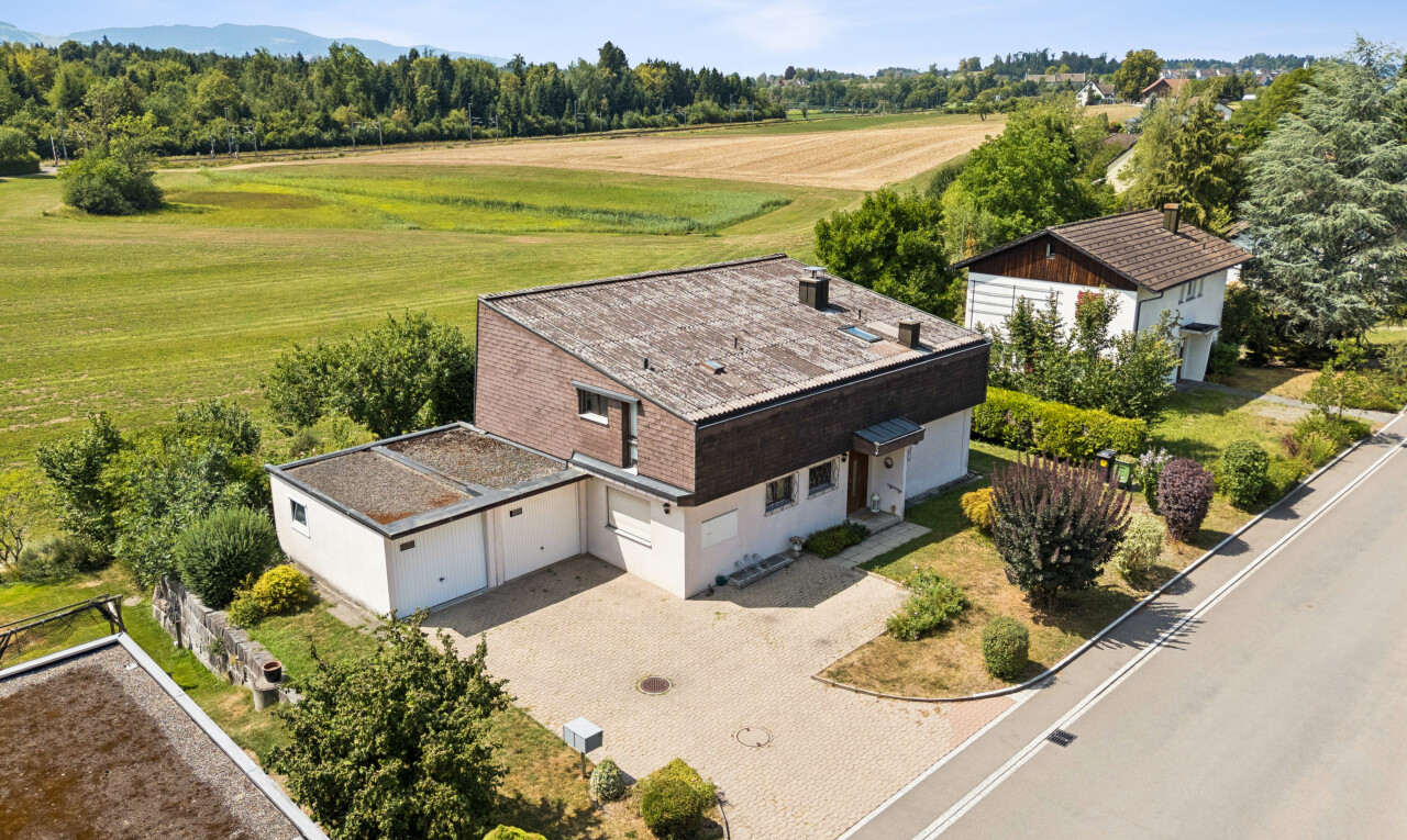 außenansicht mit property visible, auffahrt, ländliche aussicht, rural view, und drone view