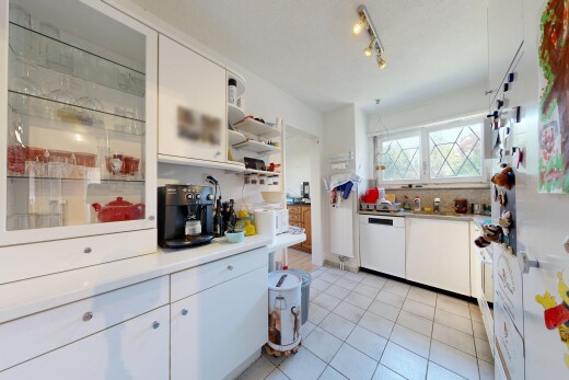 küche mit deckenbeleuchtung, white cabinets, weiße schränke, light countertops, und arbeitsplatten