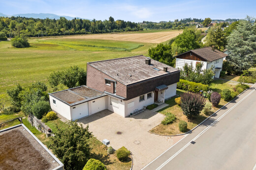 außenansicht mit property visible, auffahrt, ländliche aussicht, rural view, und drone view