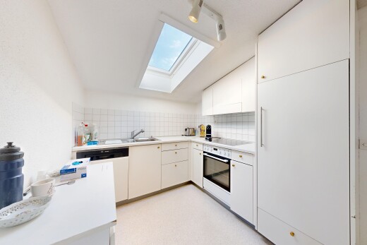 küche mit dachfenster, küchenrückwand beim herd, küchenrückwand beim Herd, light floor, und light countertops