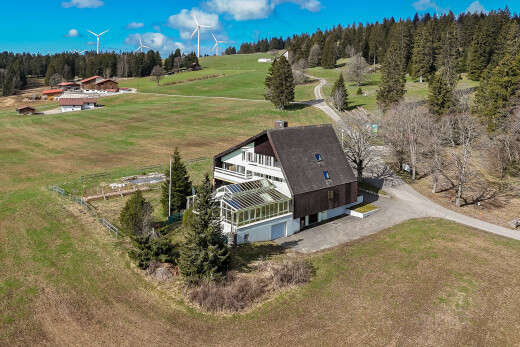 außenansicht mit ländliche aussicht, rasen, und auffahrt