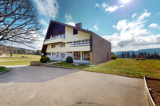 außenansicht mit rasen, balkon, und schornstein