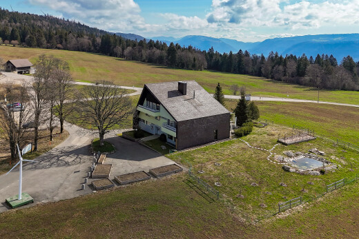 blick auf die berge mit waldblick und ländliche aussicht