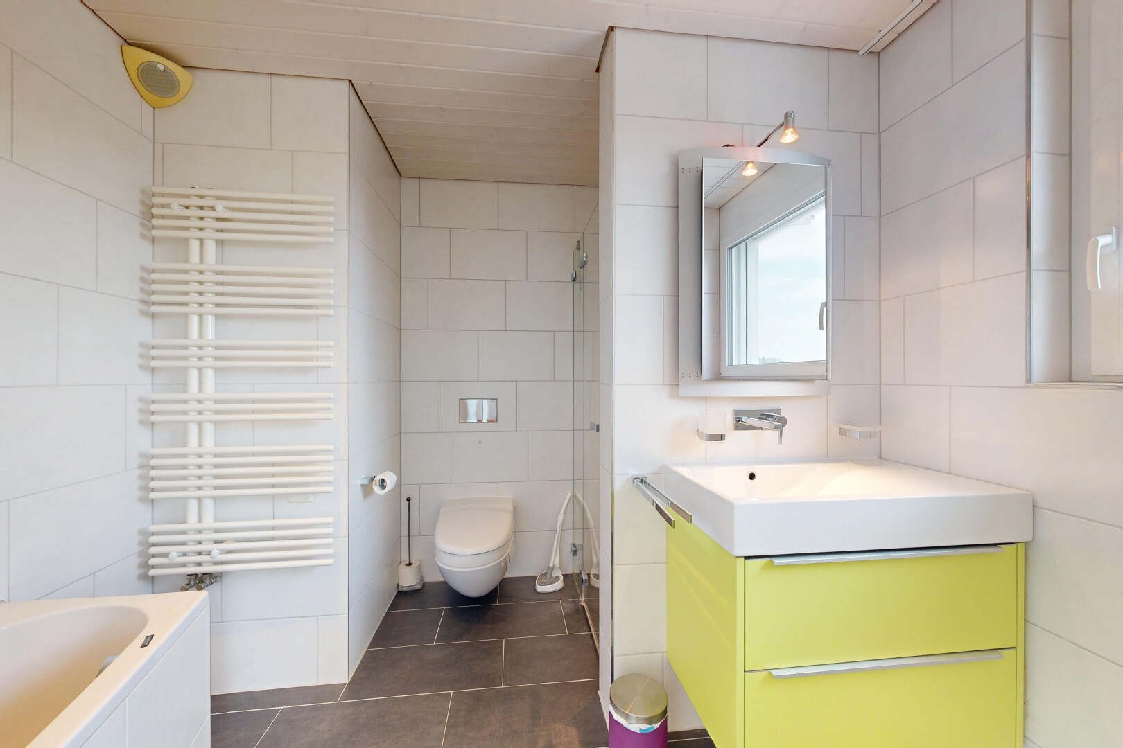 bad mit kühler, schminktisch, fliesenwand, tile wall, und spiegel