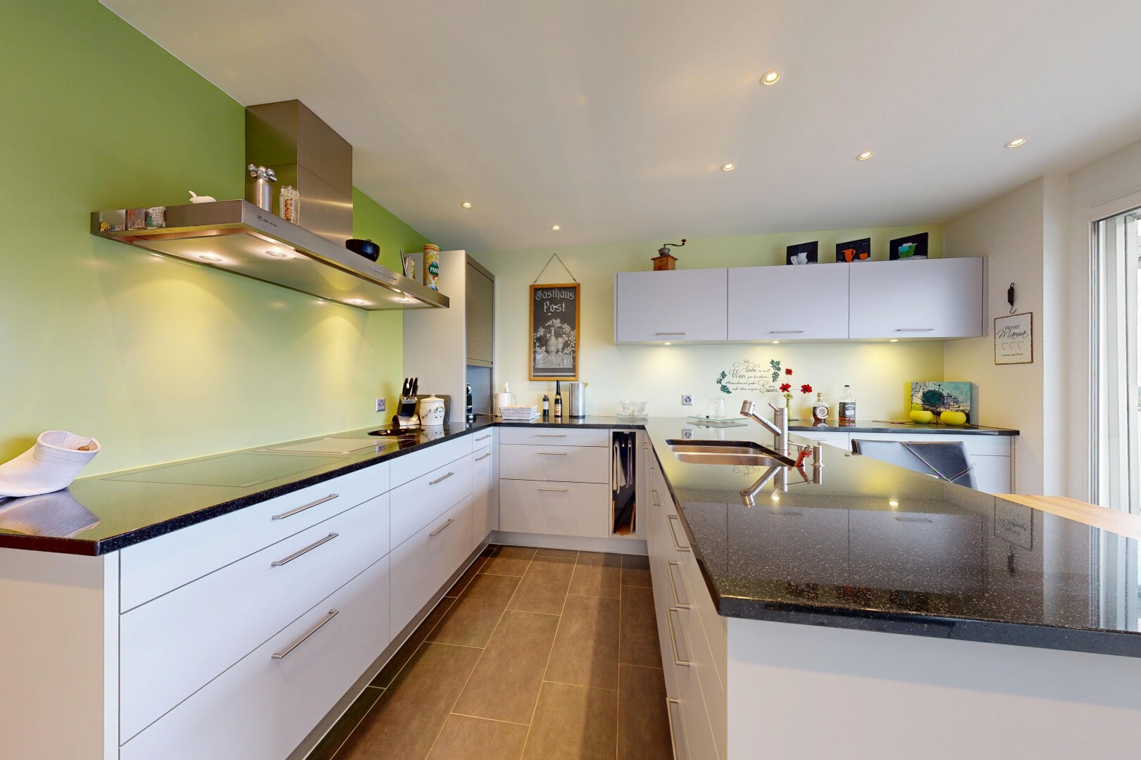 küche mit dunstabzugshaube, flat panel cabinets, schränke mit flachen paneelen, dark countertops, und white cabinets