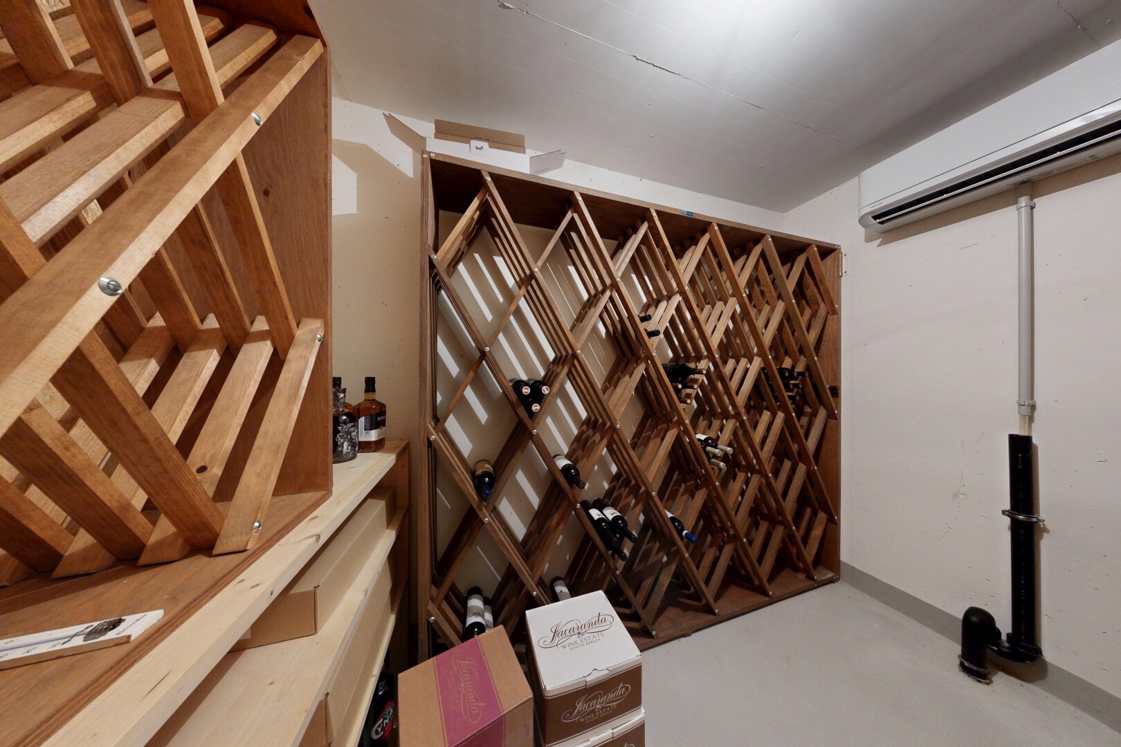 keller mit wandklimaanlage, gipskartonwand, drywall, und eingebaute regale
