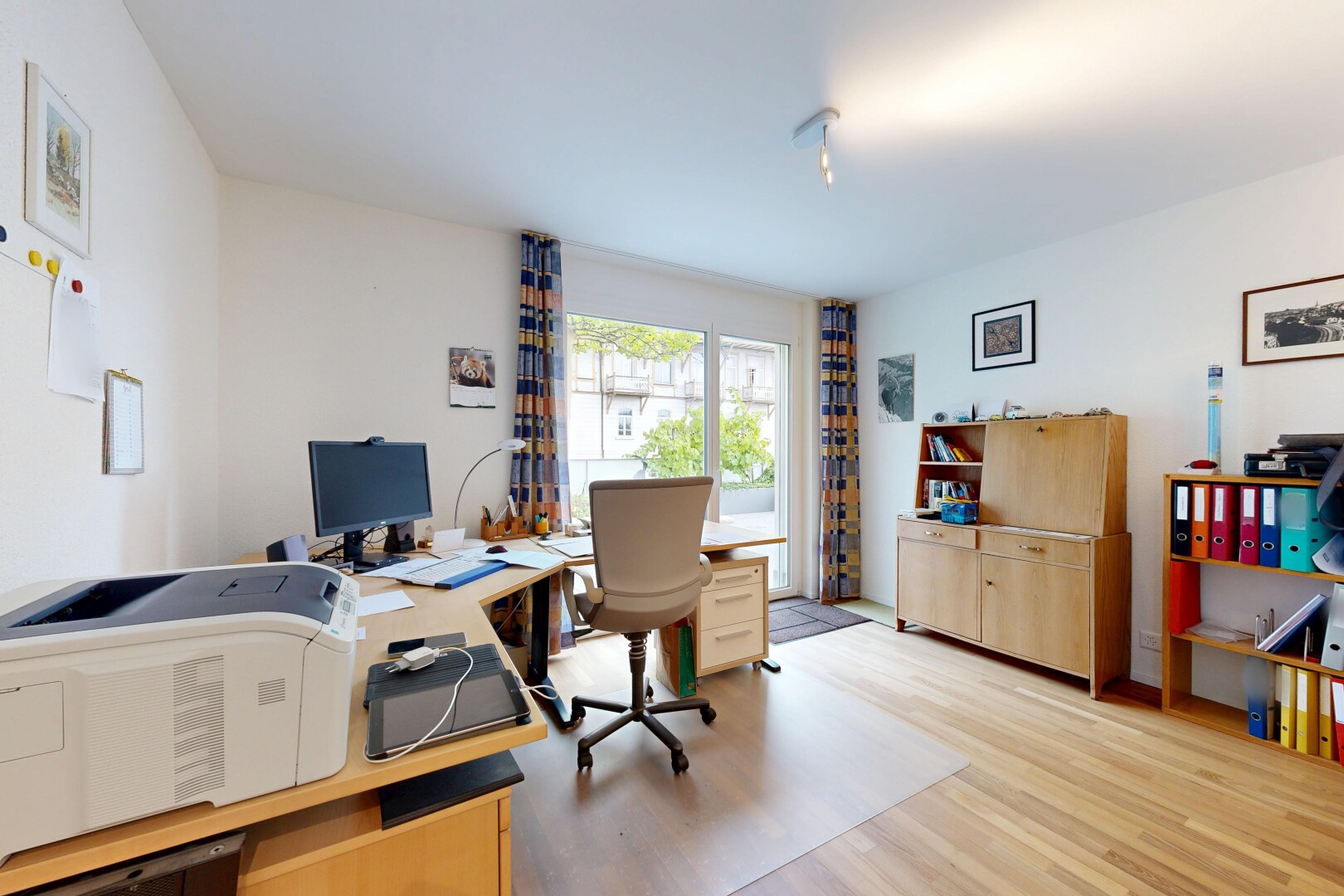 büro mit holzfußboden, wood finish floor, gipskartonwand, drywall, und fernseher