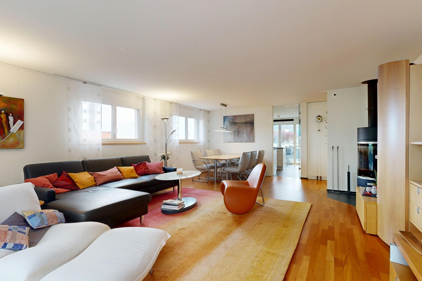 wohn- / esszimmer mit wood finish floor, holzfußboden, drywall, gipskartonwand, und natürliches licht