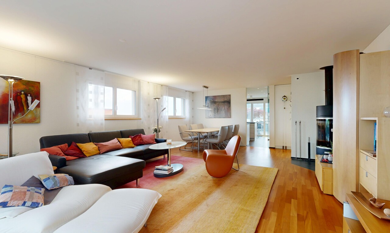 wohn- / esszimmer mit wood finish floor, holzfußboden, drywall, gipskartonwand, und natürliches licht