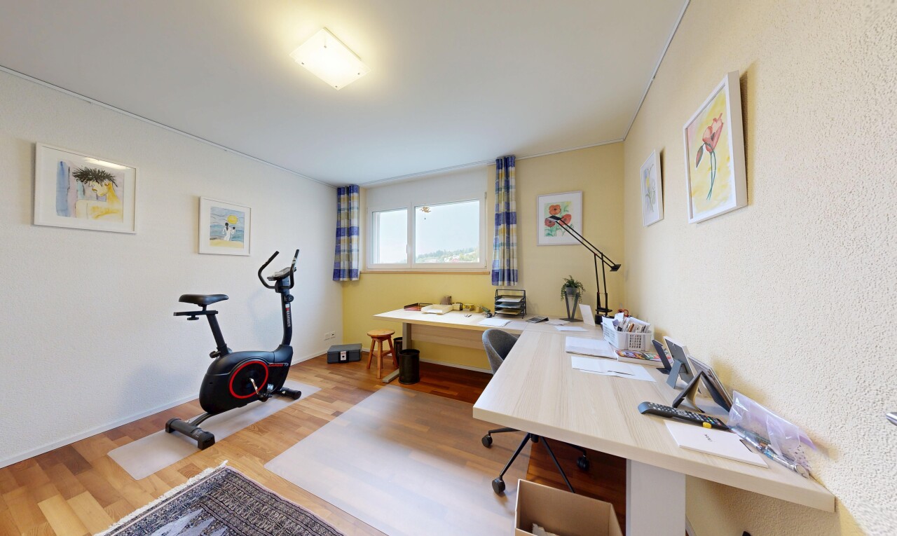 fitnessstudio mit holzfußboden, wood finish floor, inside property, und natürliches licht