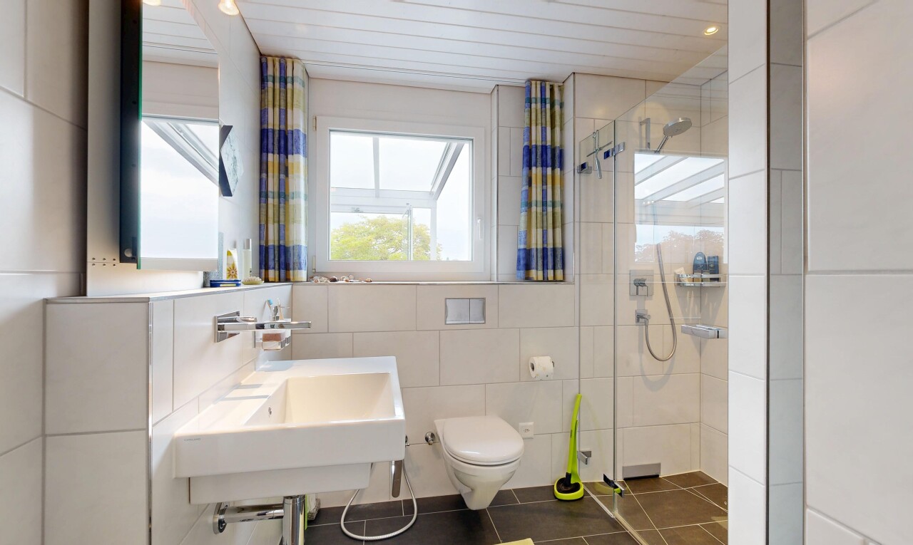 bad mit fliesenwand, tile wall, komplettes badezimmer, dusche, und spiegel