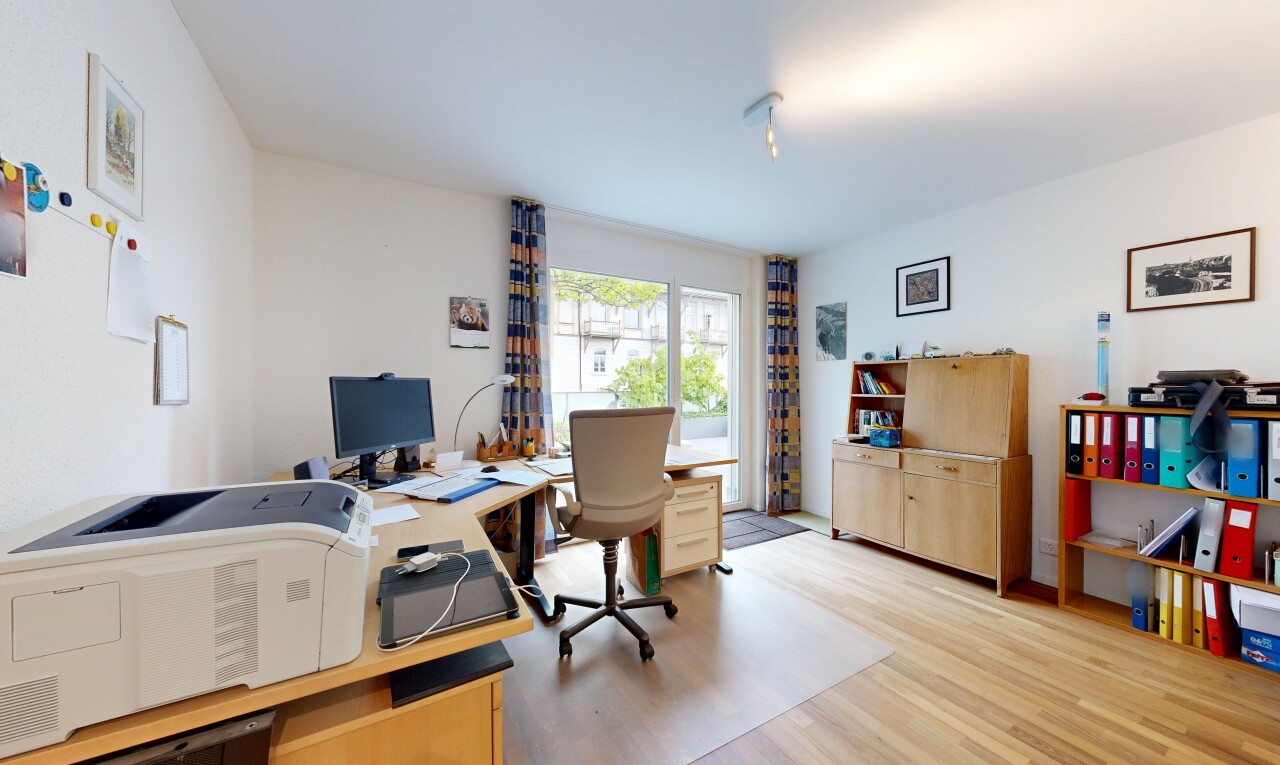 büro mit holzfußboden, wood finish floor, gipskartonwand, drywall, und fernseher