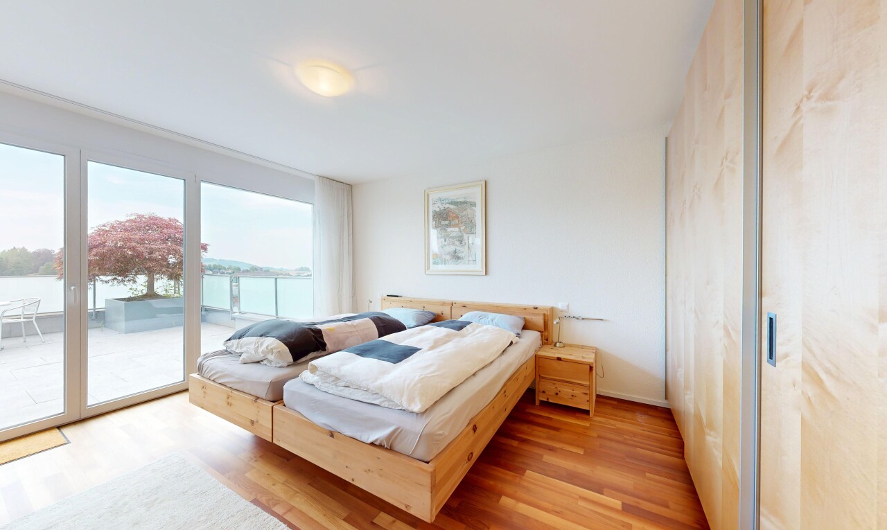 zimmer / schlafzimmer mit außenzugang, holzfußboden, wood finish floor, gipskartonwand, und drywall