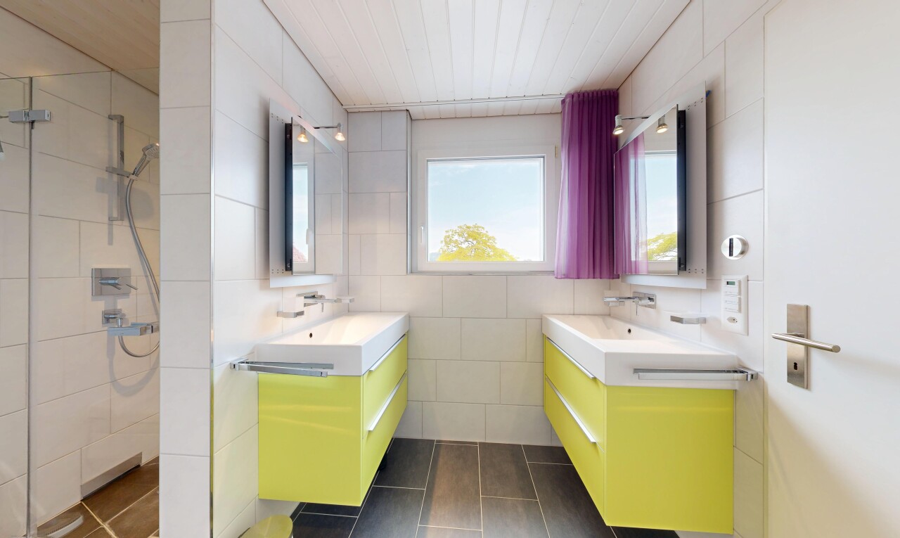 bad mit komplettes badezimmer, zwei einzelne waschtische, tile wall, fliesenwand, und spiegel