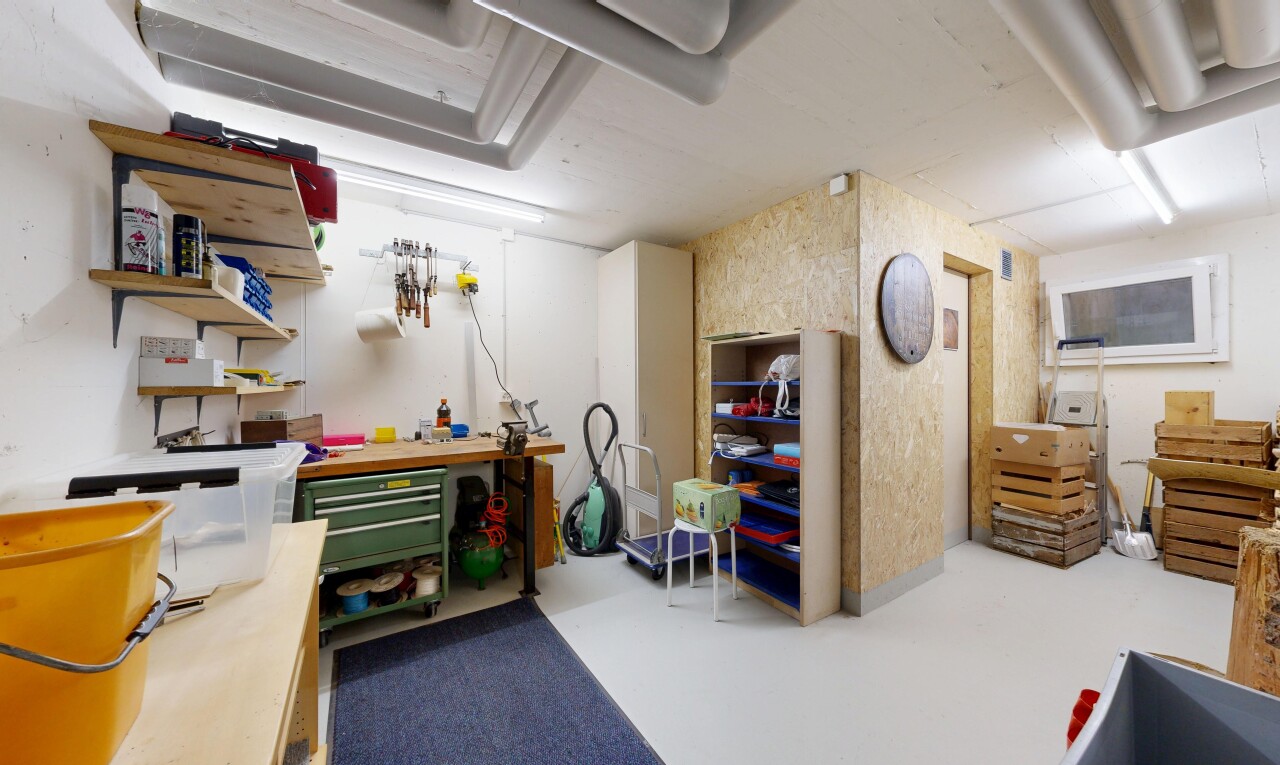 zimmer / schlafzimmer mit werkstatt, betonboden, concrete floor, finished concrete floor, und inside community