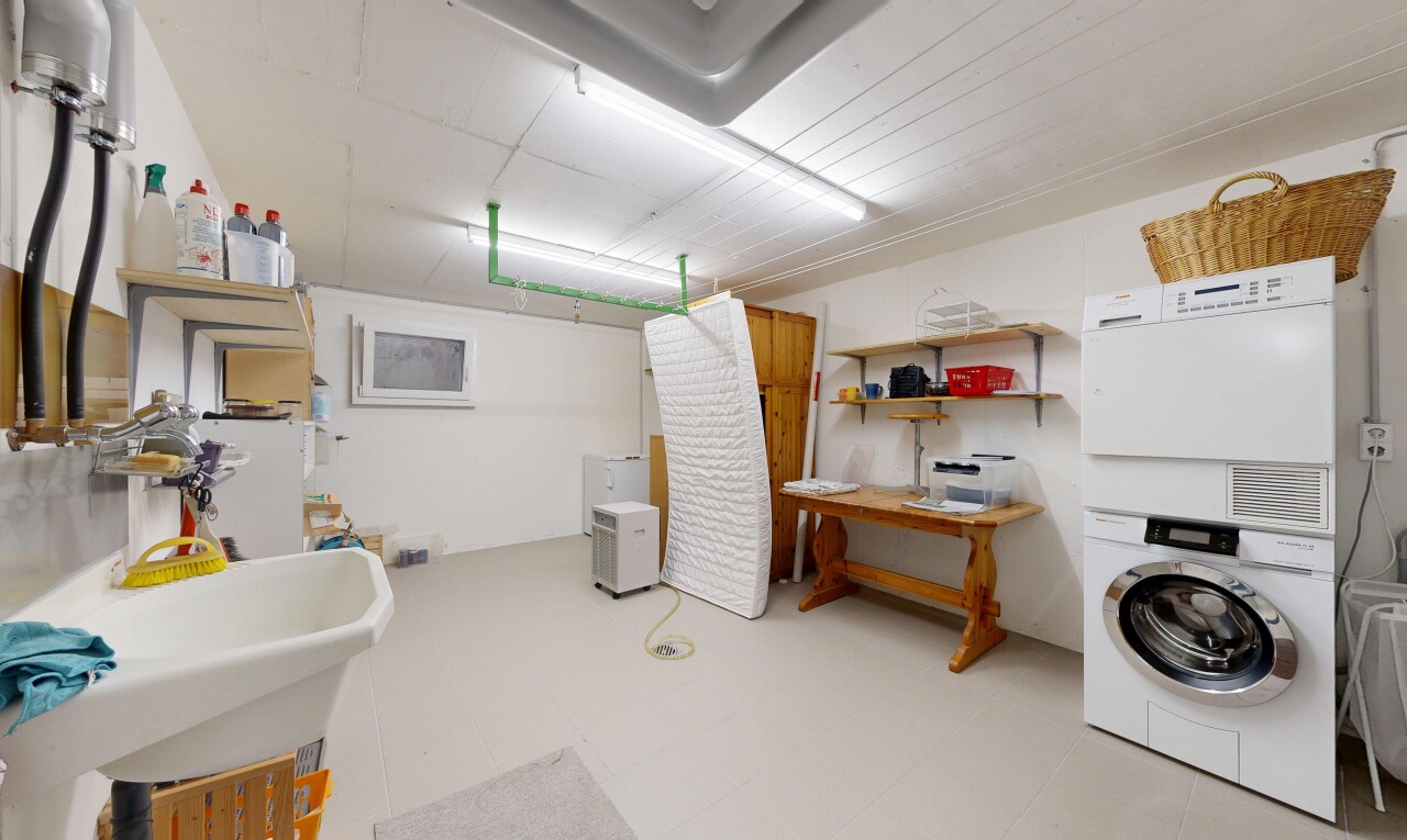 wäschekammer mit wäscherei, waschbecken, drywall, waschturm, und inside community