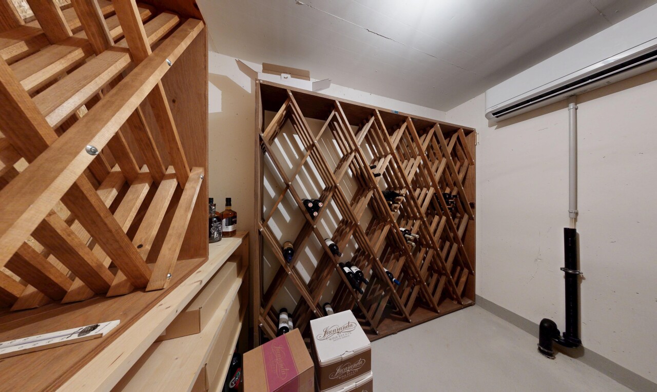 keller mit wandklimaanlage, gipskartonwand, drywall, und eingebaute regale