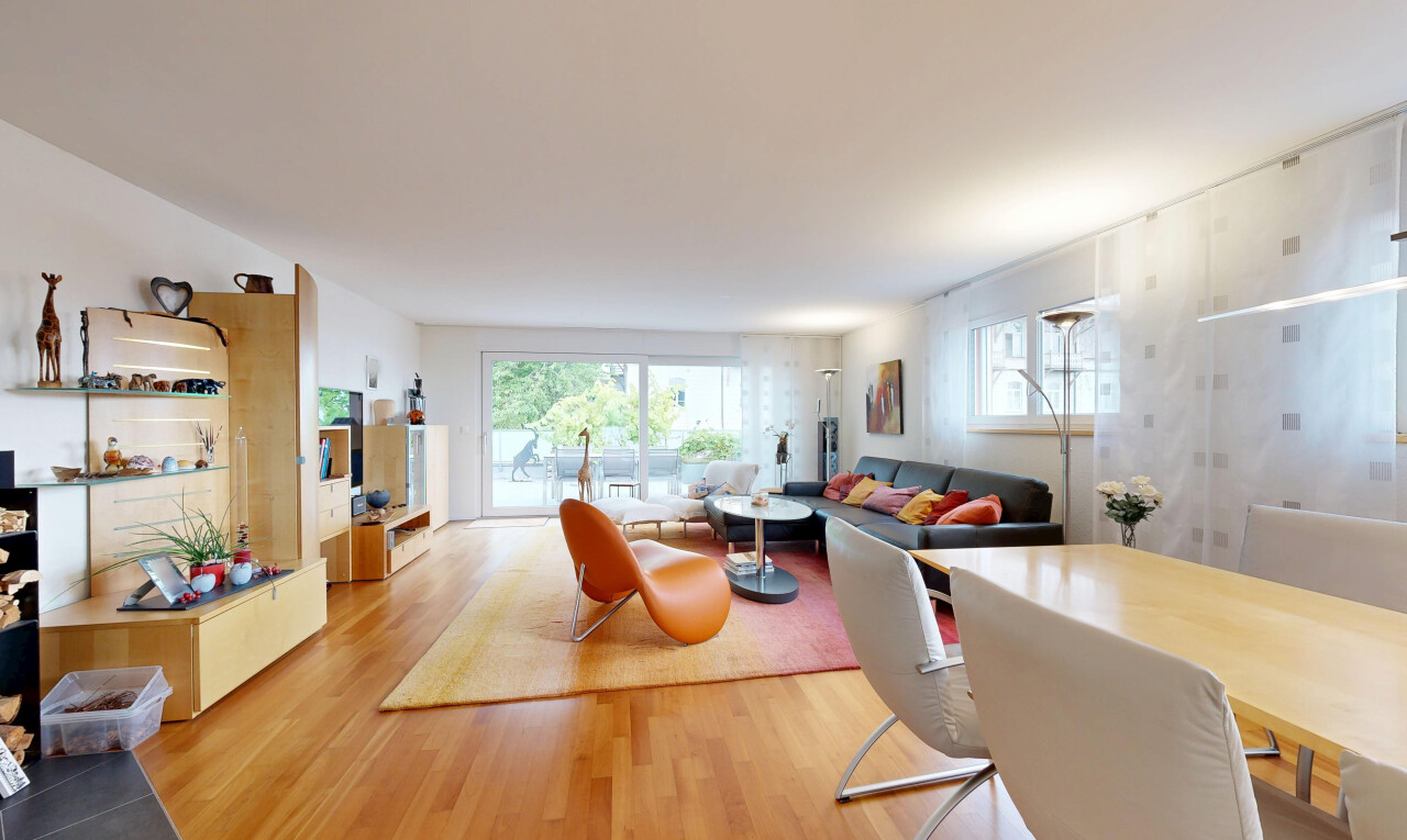 wohn- / esszimmer mit holzfußboden, wood finish floor, gipskartonwand, drywall, und inside property
