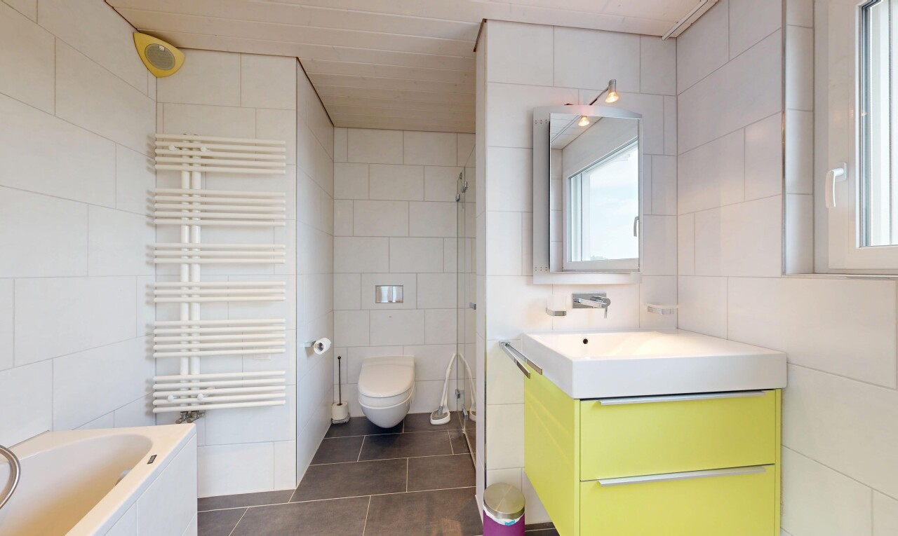 bad mit kühler, schminktisch, fliesenwand, tile wall, und spiegel
