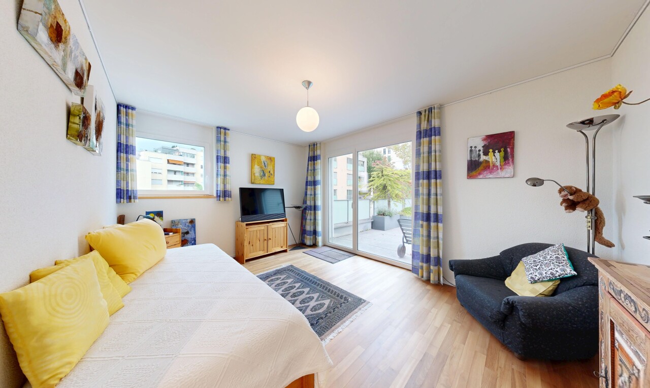 zimmer / schlafzimmer mit außenzugang, gipskartonwand, drywall, holzfußboden, und wood finish floor