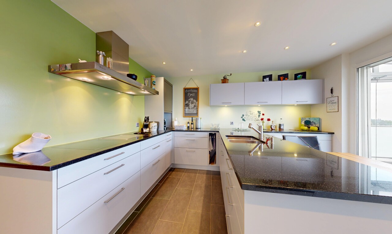 küche mit dunstabzugshaube, flat panel cabinets, schränke mit flachen paneelen, dark countertops, und white cabinets