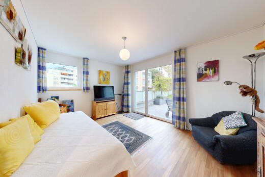 zimmer / schlafzimmer mit außenzugang, gipskartonwand, drywall, holzfußboden, und wood finish floor
