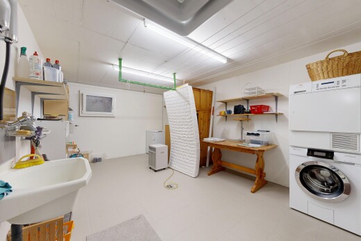 wäschekammer mit wäscherei, waschbecken, drywall, waschturm, und inside community