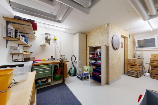zimmer / schlafzimmer mit werkstatt, betonboden, concrete floor, finished concrete floor, und inside community