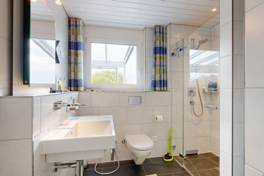 bad mit fliesenwand, tile wall, komplettes badezimmer, dusche, und spiegel