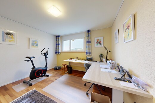 fitnessstudio mit holzfußboden, wood finish floor, inside property, und natürliches licht