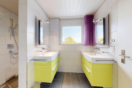 bad mit komplettes badezimmer, zwei einzelne waschtische, tile wall, fliesenwand, und spiegel