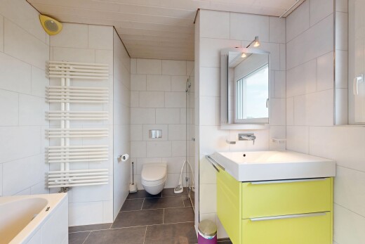bad mit kühler, schminktisch, fliesenwand, tile wall, und spiegel