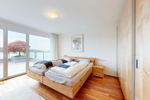 zimmer / schlafzimmer mit außenzugang, holzfußboden, wood finish floor, gipskartonwand, und drywall